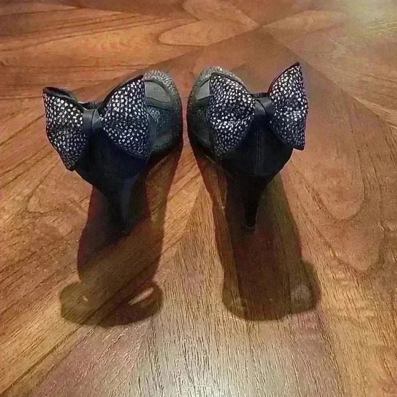 Stuart Weitzman women's pump. Size 7.5 with 2.5 inch heel - Picture 3 of 10